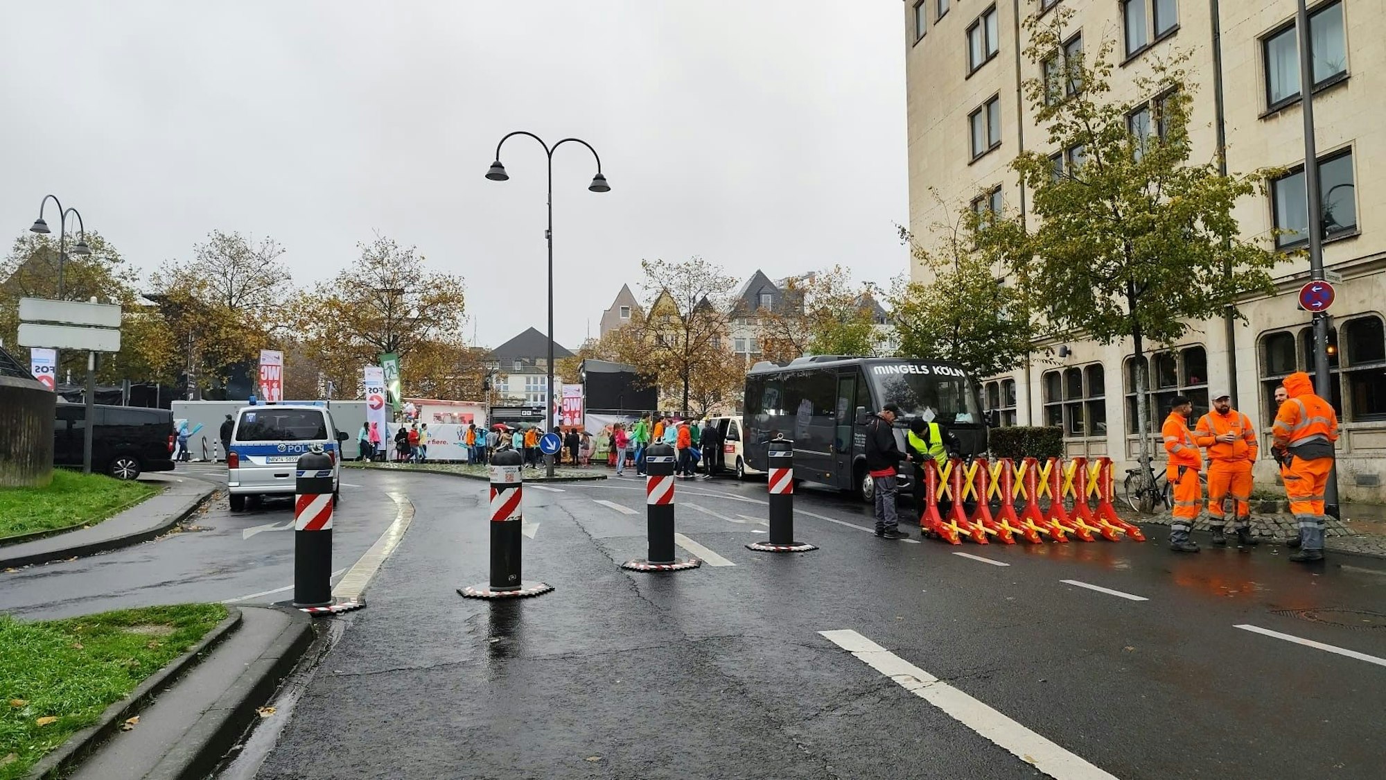 Poller auf der Straße am Heumarkt.