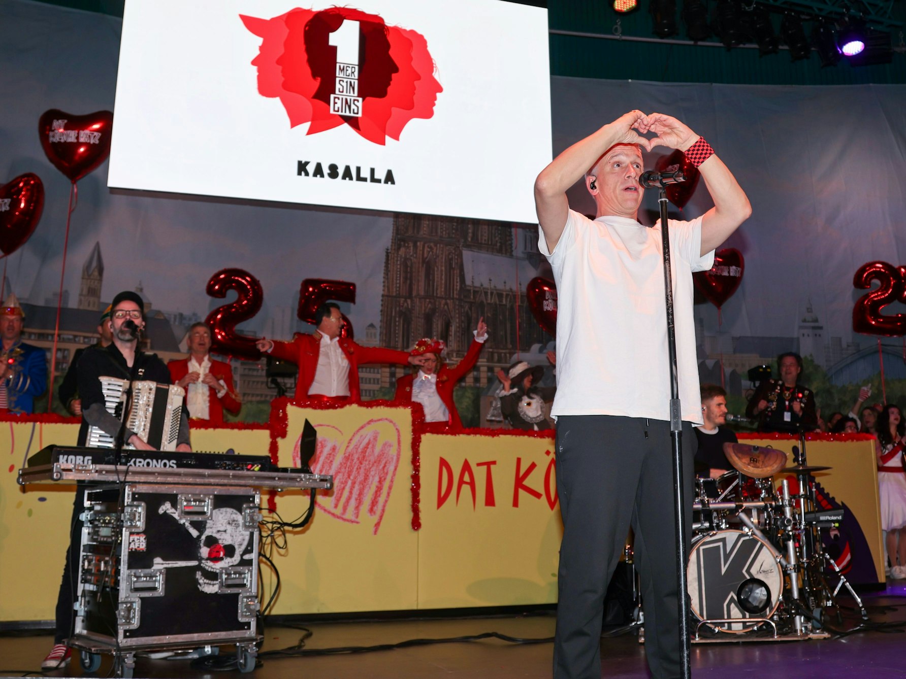 Kasalla beim Auftritt auf der Bühne.