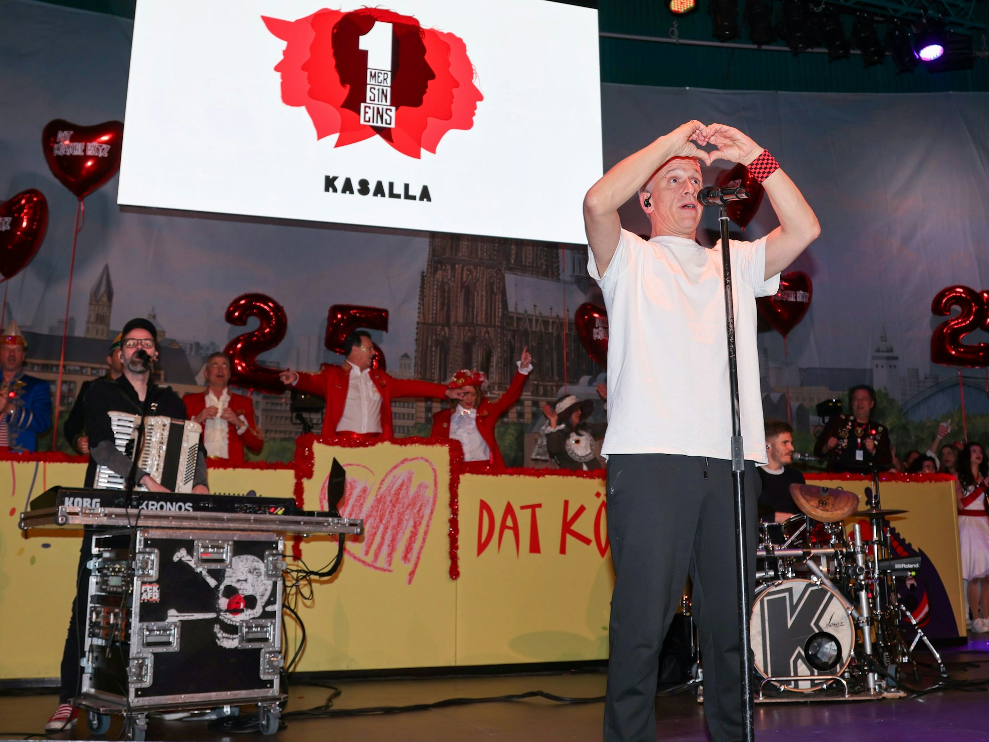 Kasalla beim Auftritt auf der Bühne.