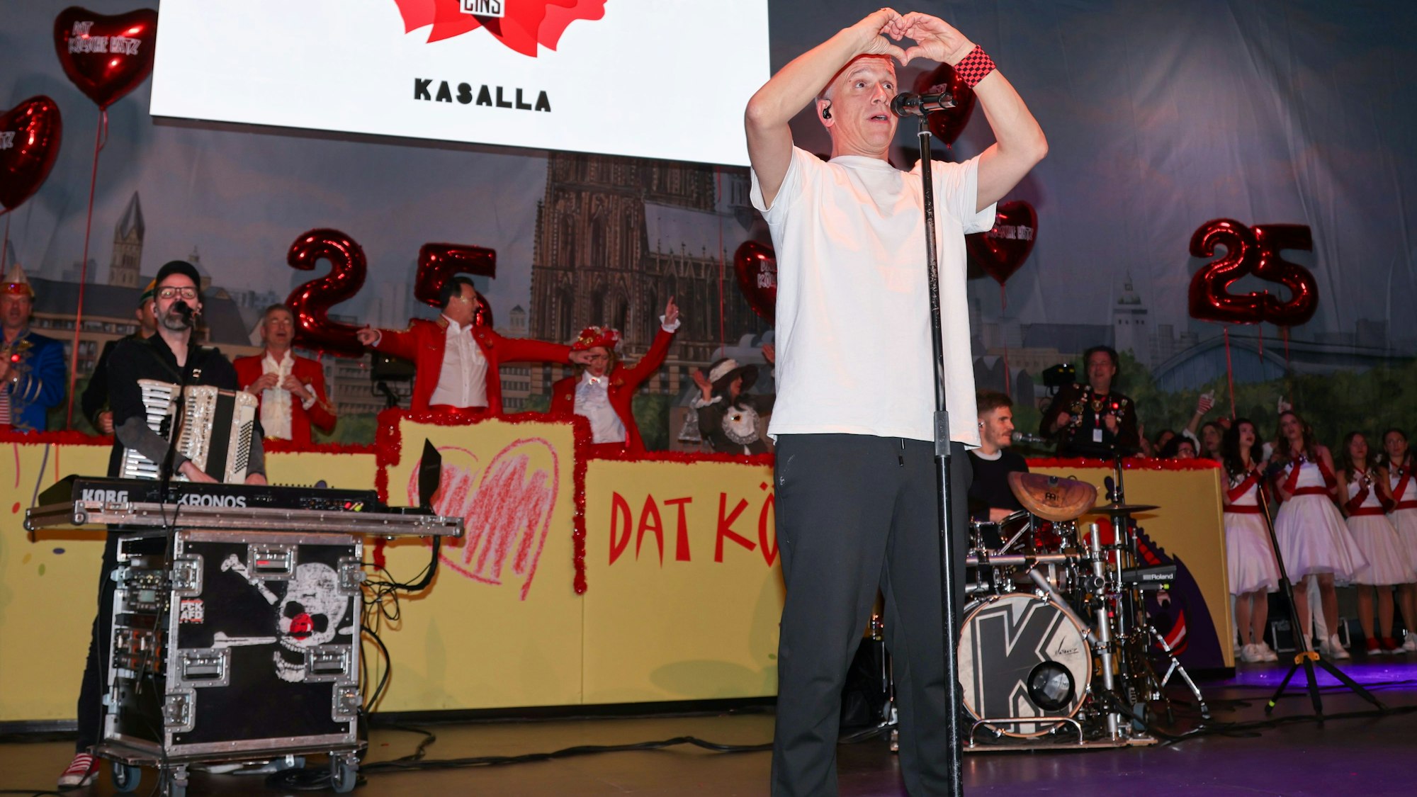 Kasalla beim Auftritt auf der Bühne.