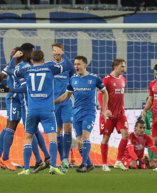 Die Spieler des 1. FC Magdeburg jubeln am 14. Februar 2025 über den Treffer zum 1:0, während die Kölner Profis enttäuscht blicken.