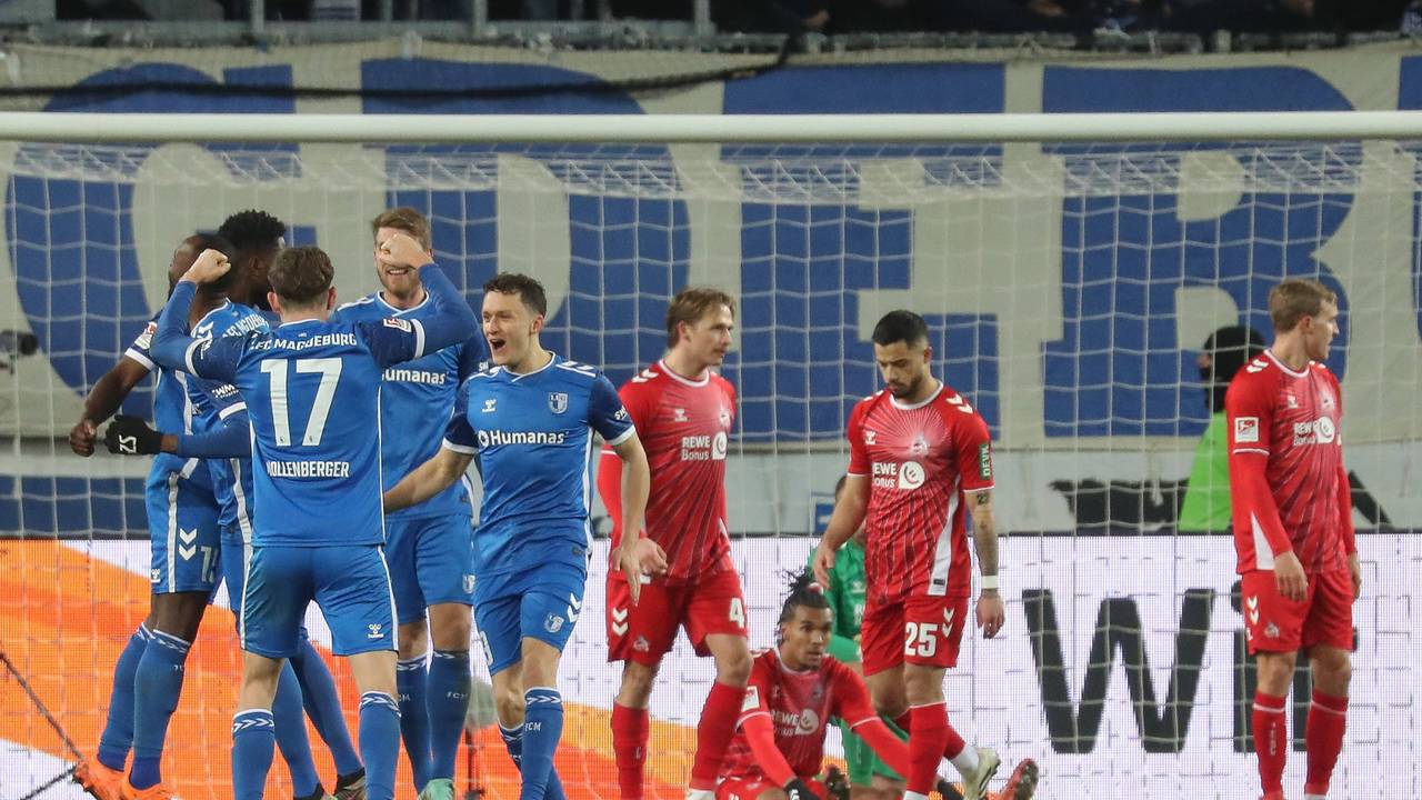 Die Spieler des 1. FC Magdeburg jubeln am 14. Februar 2025 über den Treffer zum 1:0, während die Kölner Profis enttäuscht blicken.