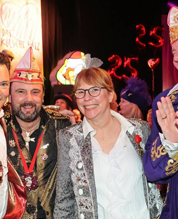 Robert Greven feiert mit Gästen bei der Sitzung.