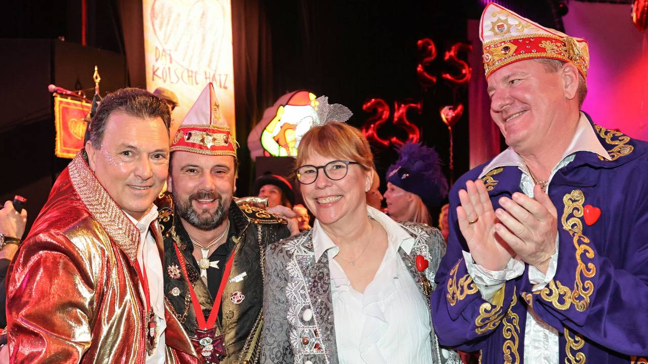 Robert Greven feiert mit Gästen bei der Sitzung.
