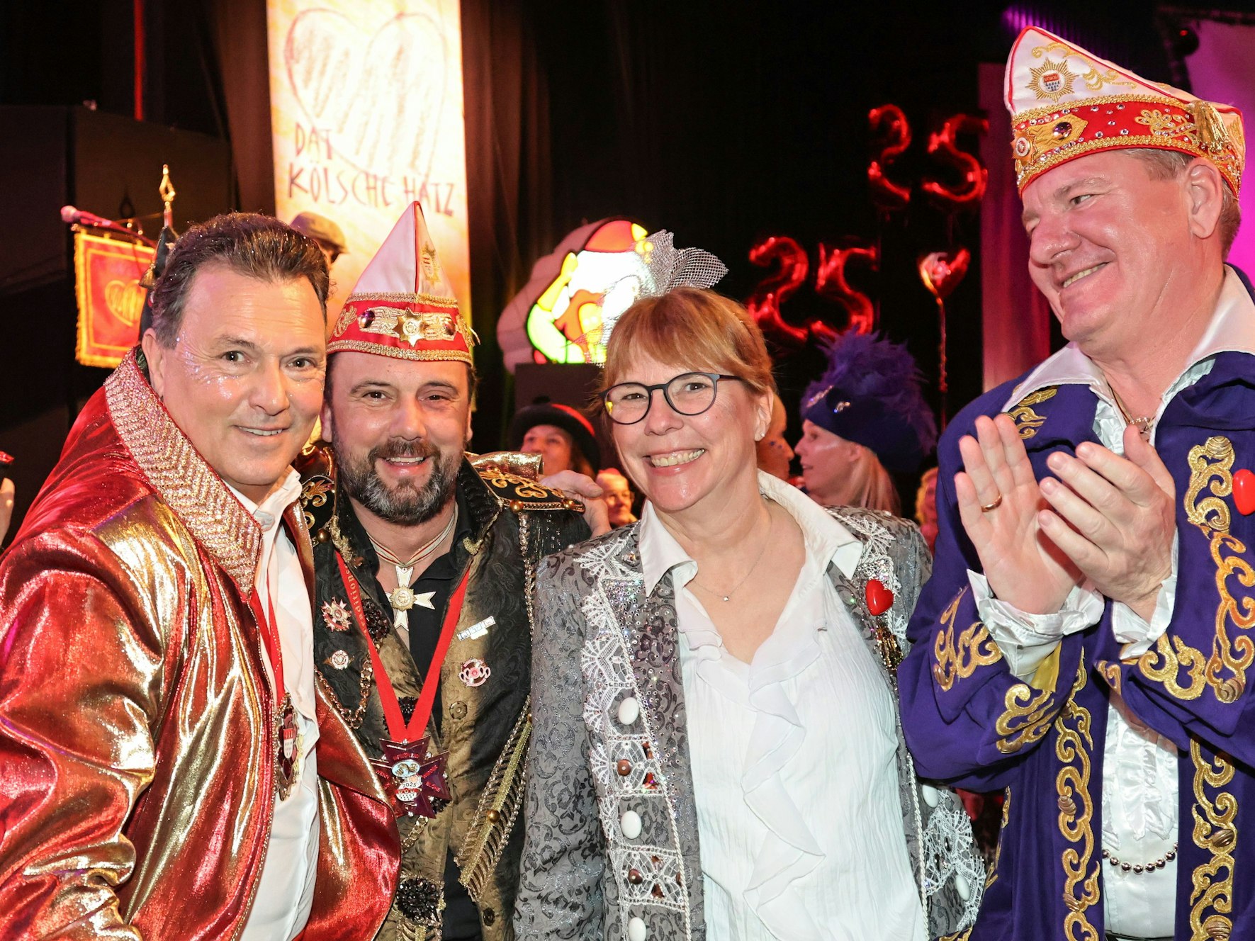 Robert Greven feiert mit Gästen bei der Sitzung.