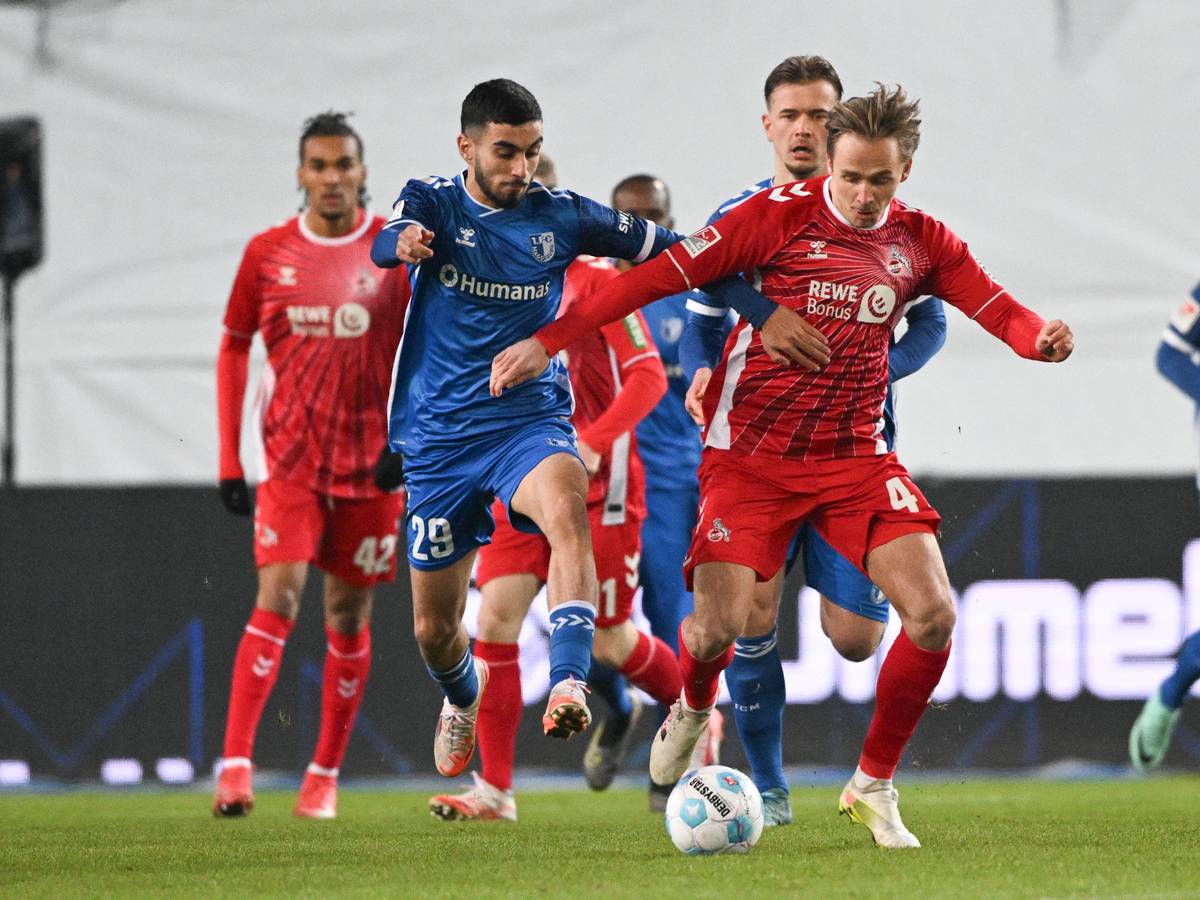 Mathias Olesen im Zweikampf mit Livan Burcu.