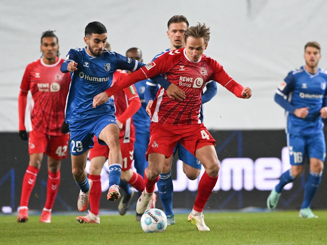 Mathias Olesen im Zweikampf mit Livan Burcu.