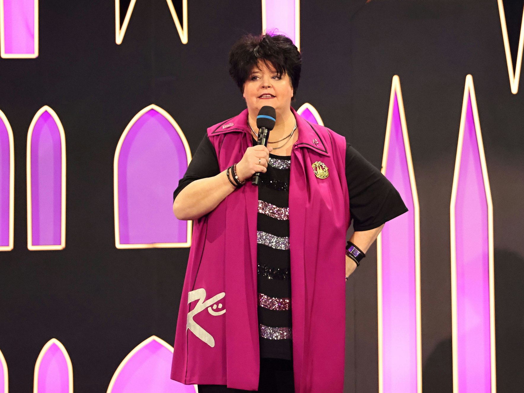 Rednerin Ingrid Kühne steht auf der Bühne.