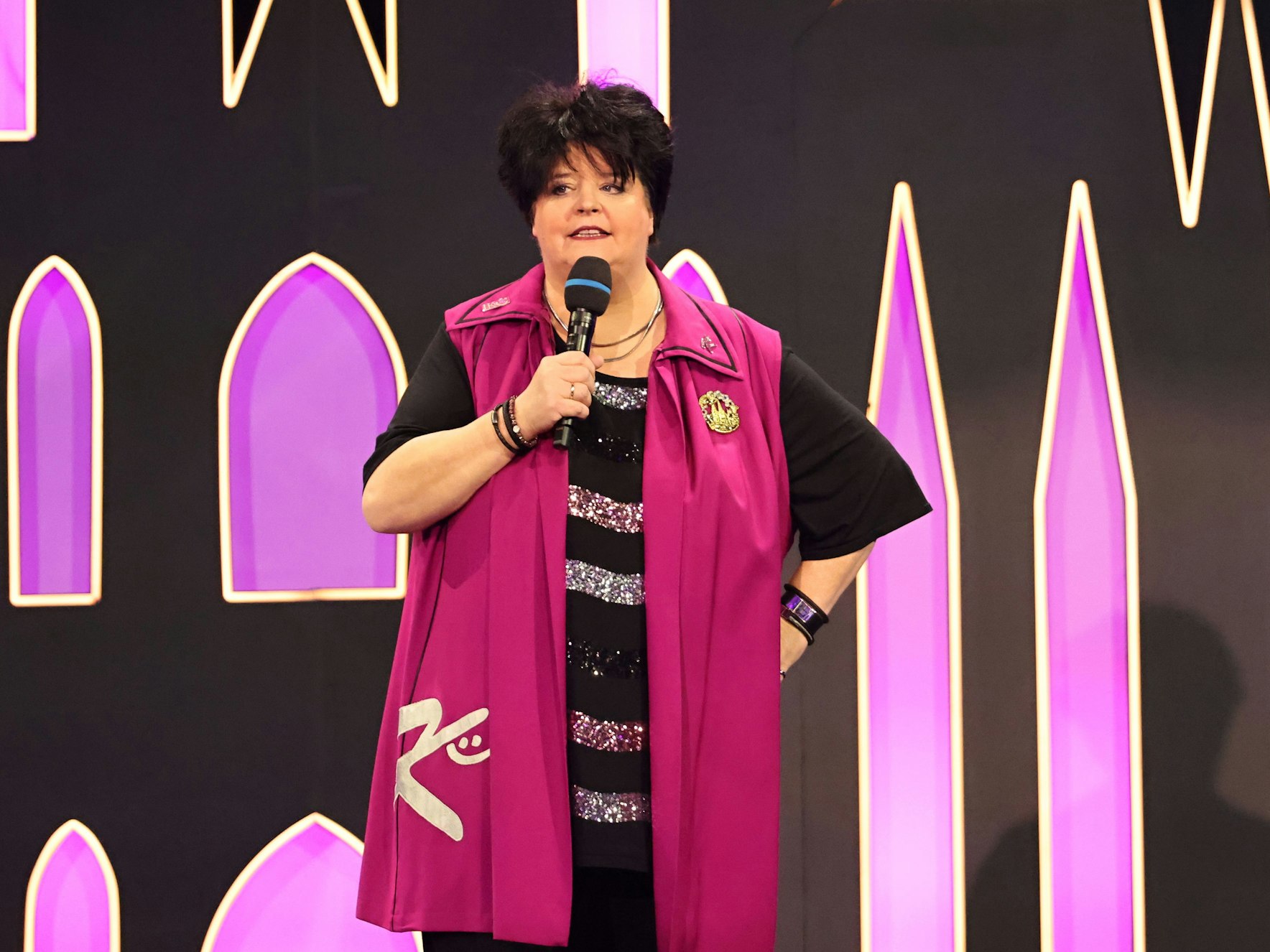 Ingrid Kühne steht auf der Bühne.