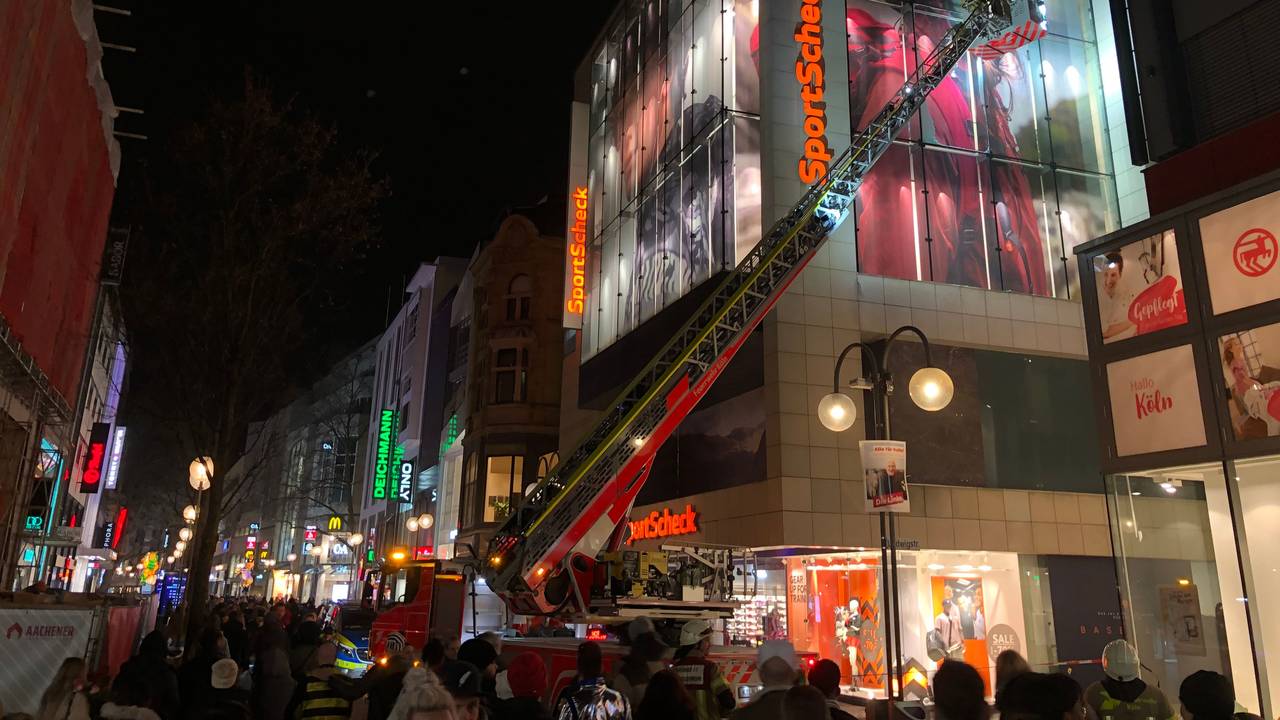 Eine Drehleiter der Feuerwehr steht vor einem Gebäude.