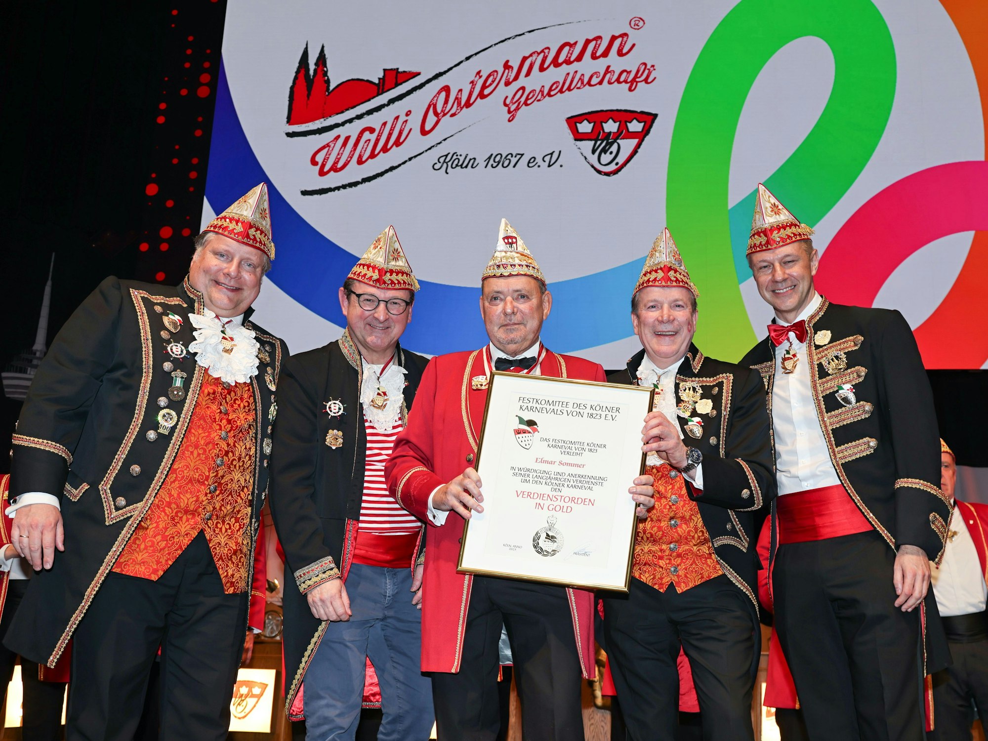 Überreichung eines Ordens an Elmar Sommer.