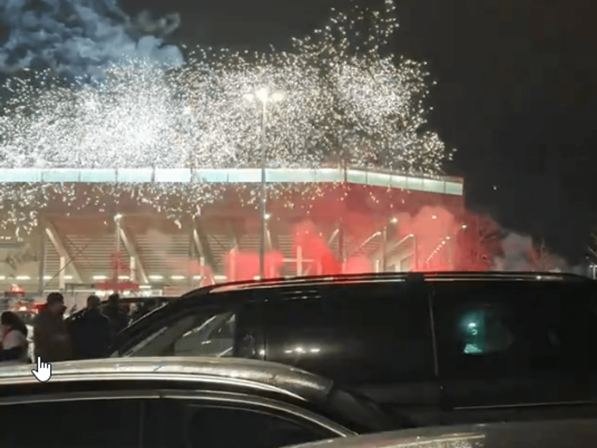 Außerhalb des Stadions in Magdeburg wurden FC-Fans mit Pyrotechnik angegriffen.