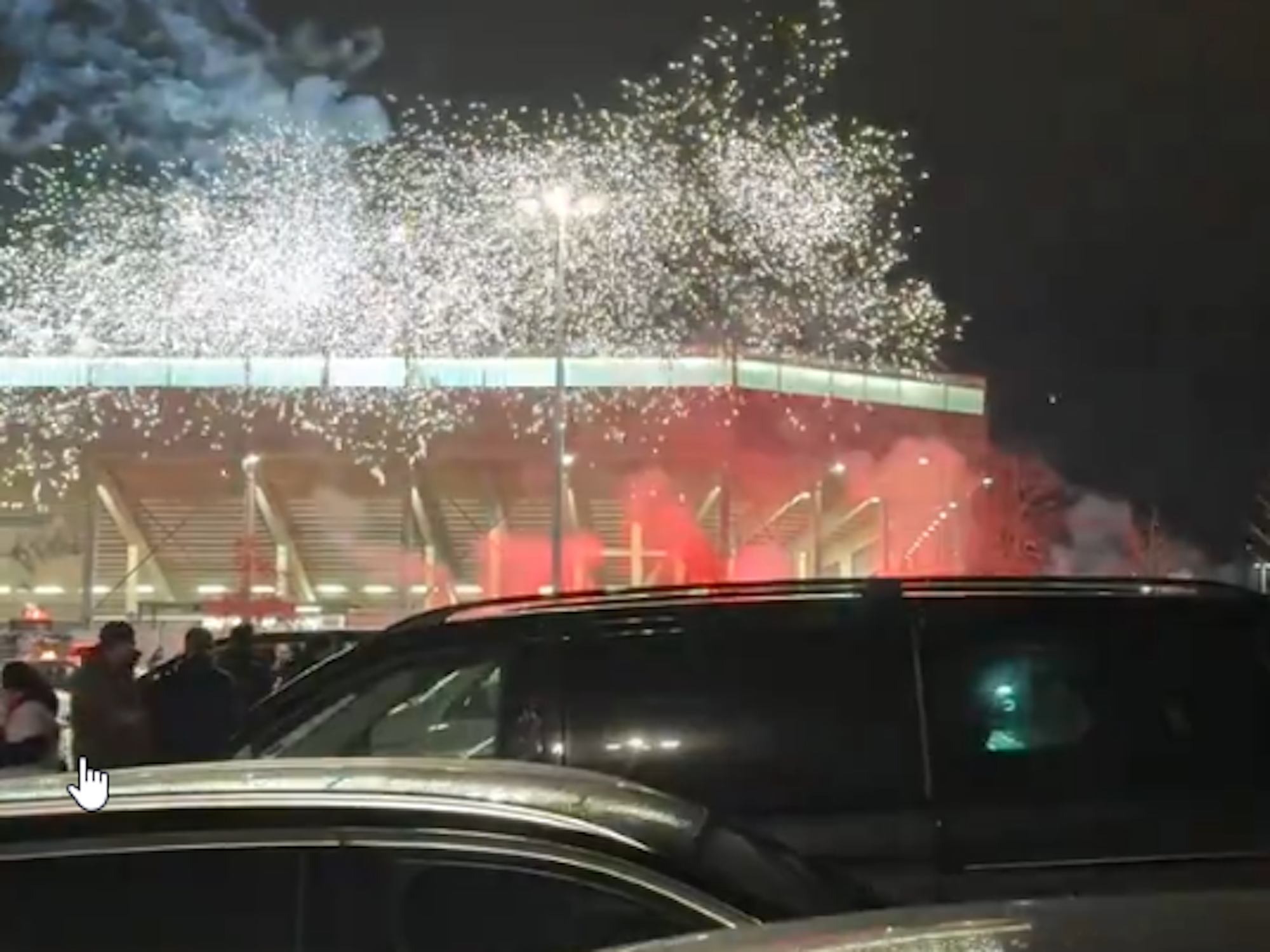 Außerhalb des Stadions in Magdeburg wurden FC-Fans mit Pyrotechnik angegriffen.