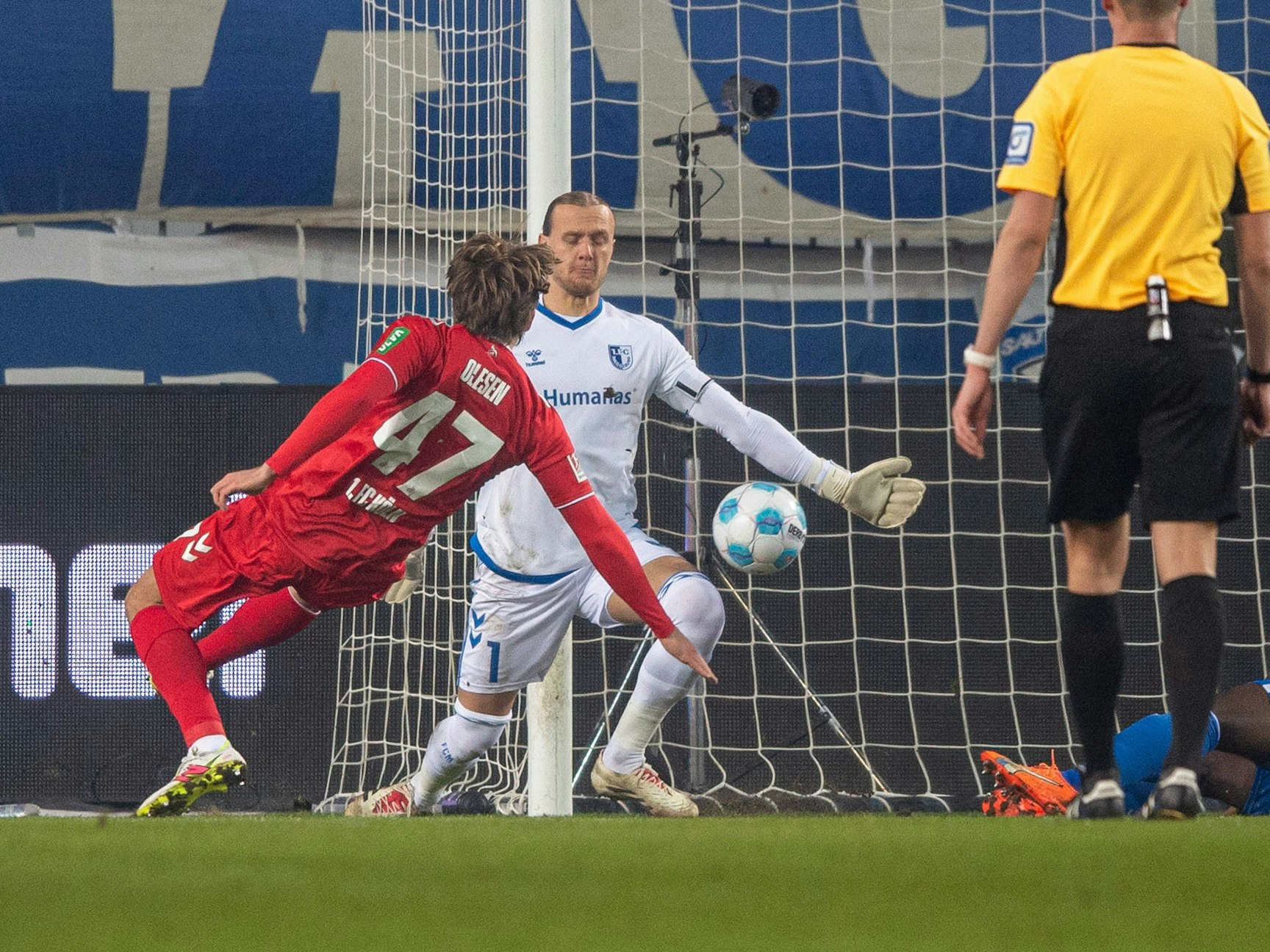 Mathias Olesen scheitert an Torhüter Dominik Reimann.