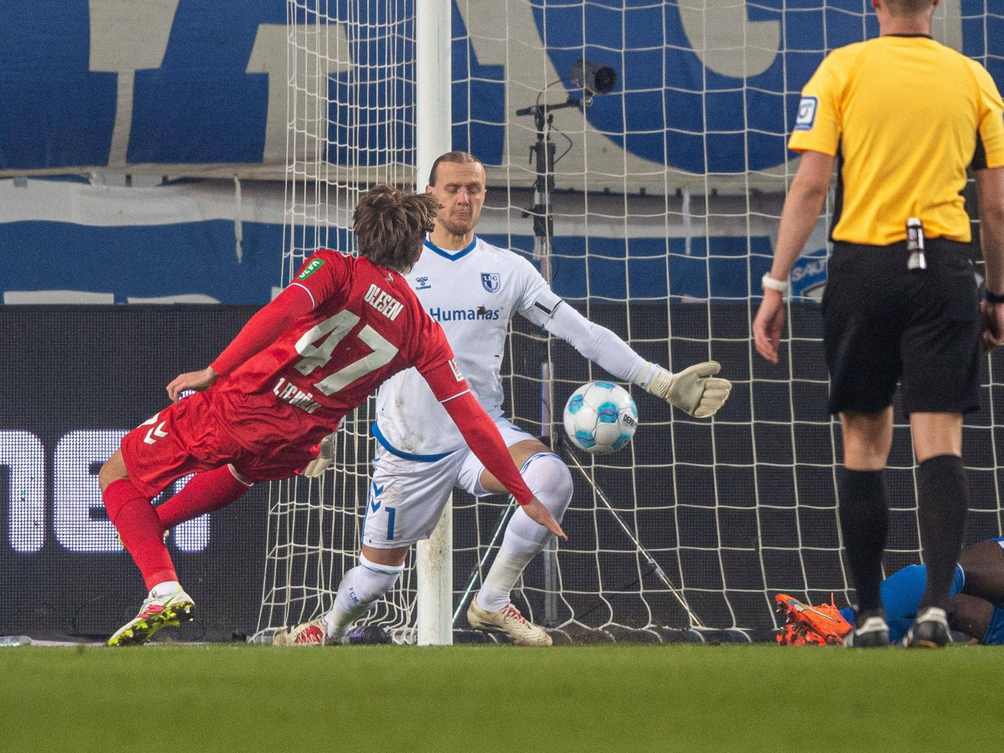 Mathias Olesen scheitert an Torhüter Dominik Reimann.