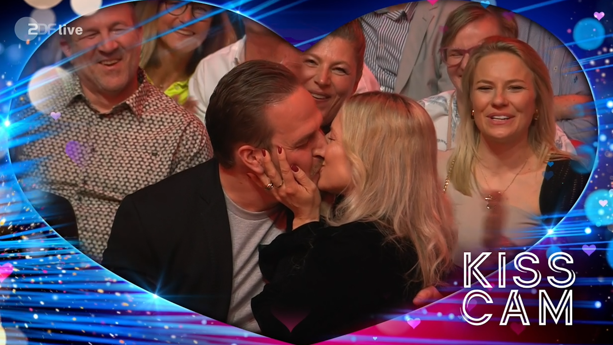 Miriam und Roman zierten sich erst. Dann gab's einen saftigen Schmatzer, Zunge inklusive.