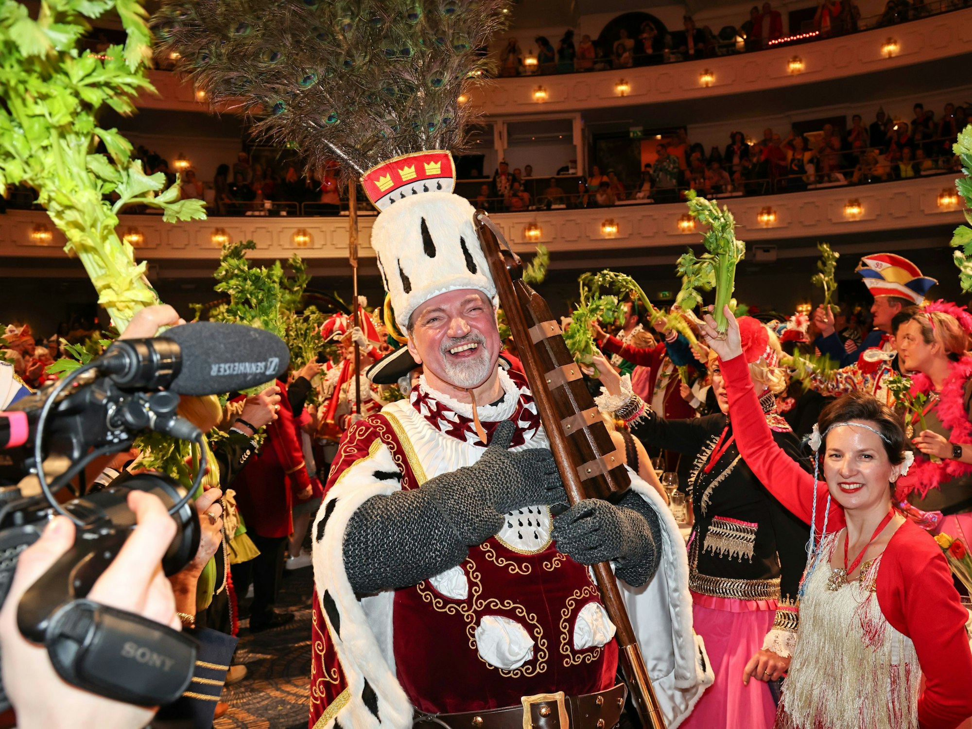 Bauer Michael geht durch die Menge im Maritim-Hotel.