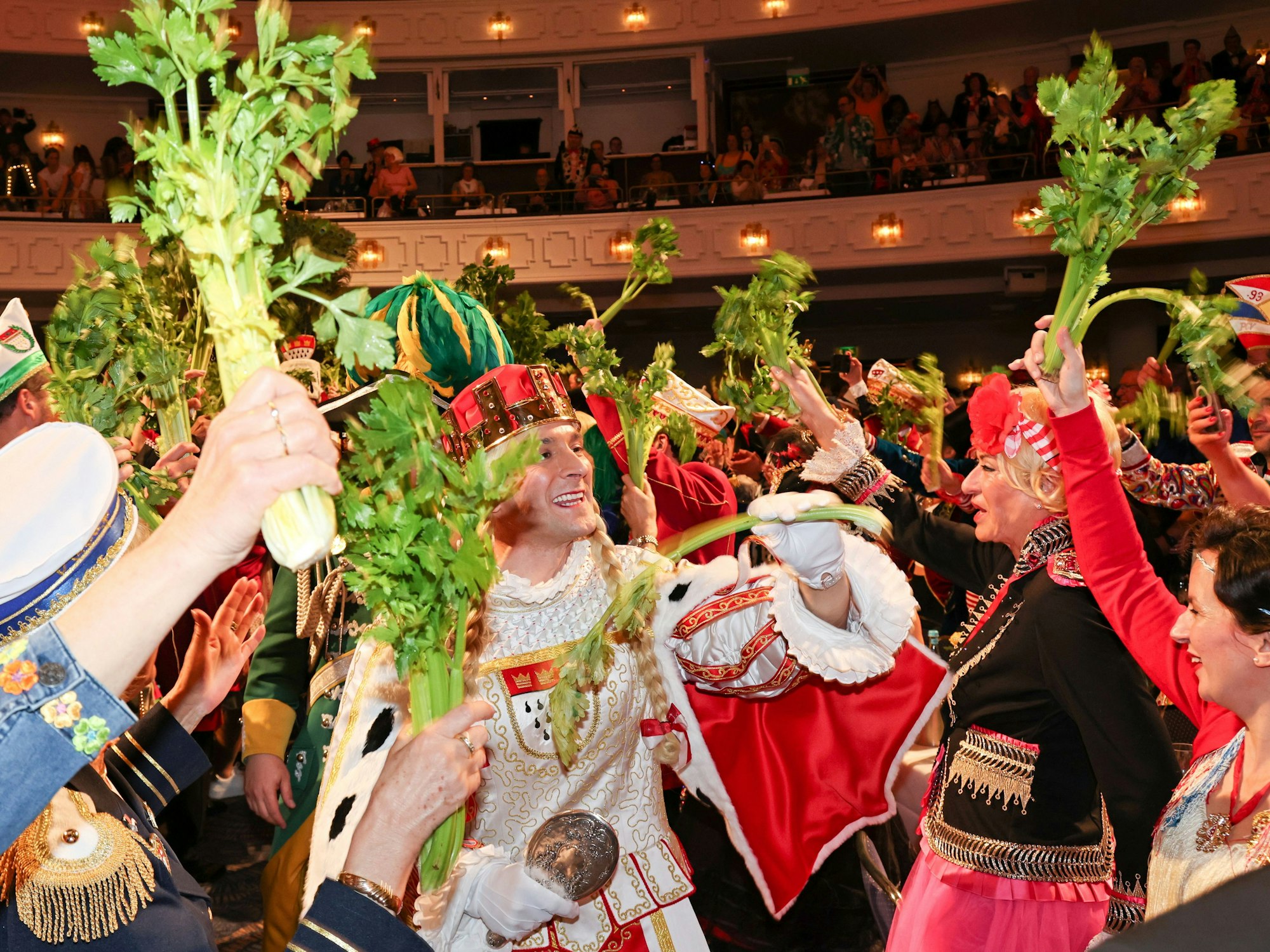 Jungfrau Marlis geht durch die Menge im Maritim-Hotel.
