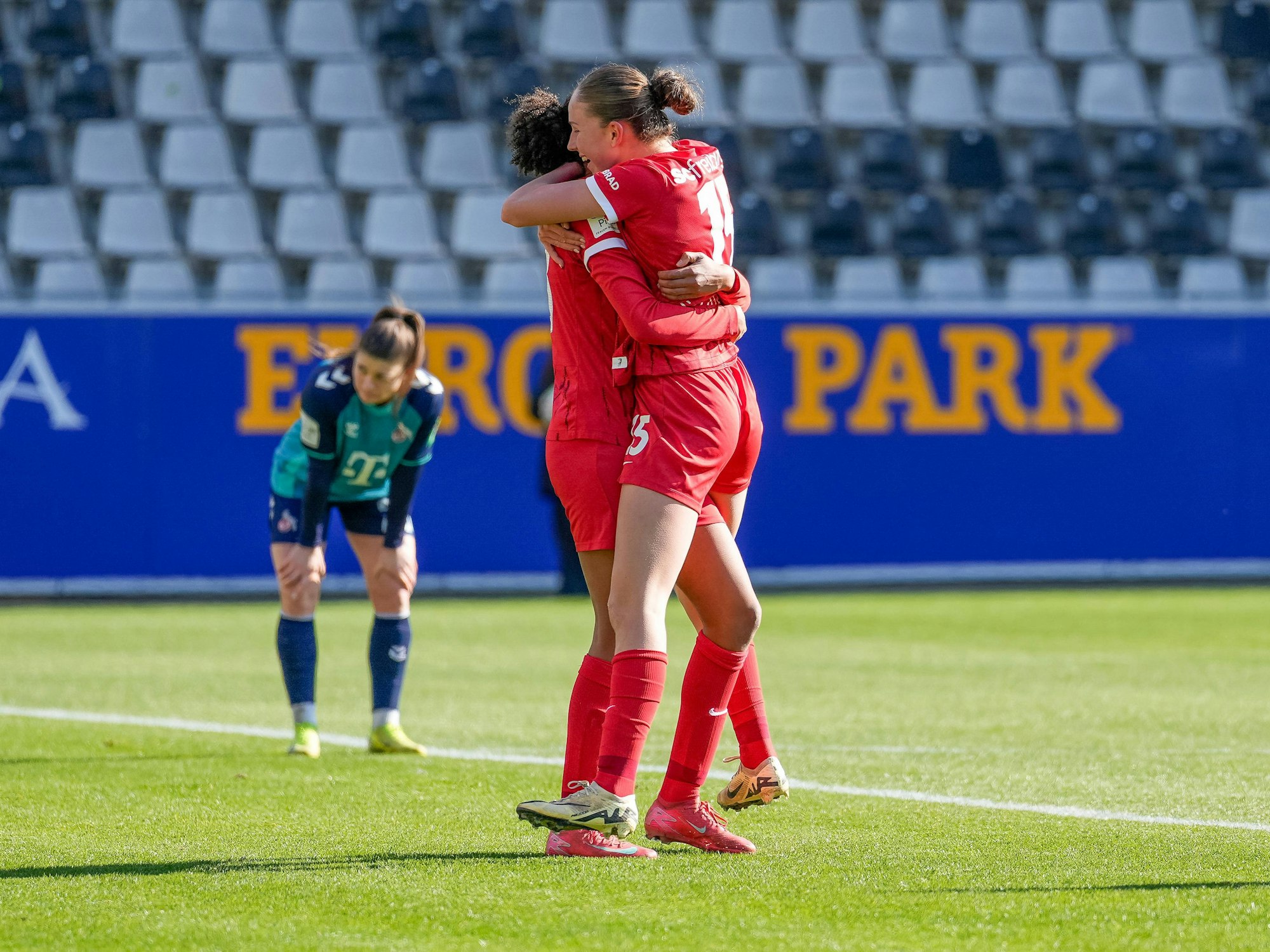 Die Freiburgerinnen Cora Zicai und Maj Schneider jubeln.