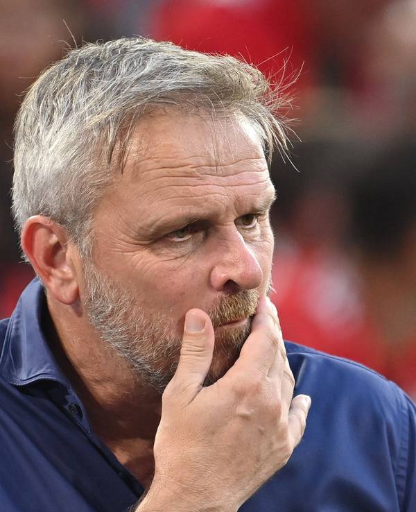 Didi Hamann streicht sich mit der Hand über den Bart.