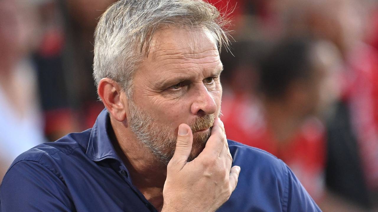 Didi Hamann streicht sich mit der Hand über den Bart.
