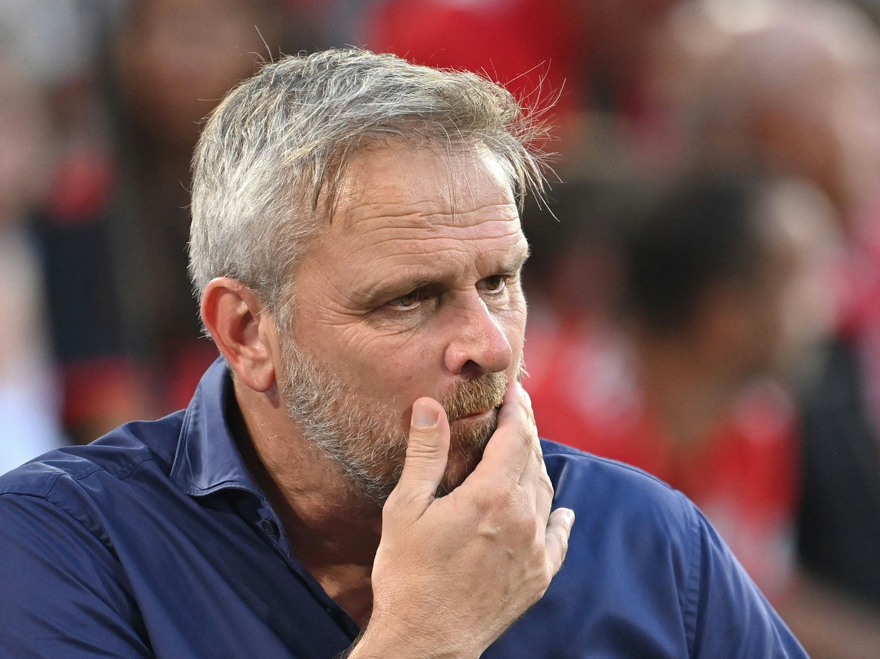 Didi Hamann streicht sich mit der Hand über den Bart.