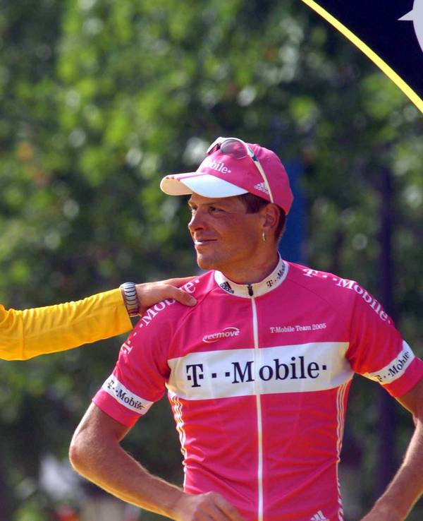 Lance Armstrong richtet bei der Siegerehrung der Tour de France ein paar Worte an Jan UIlrich.