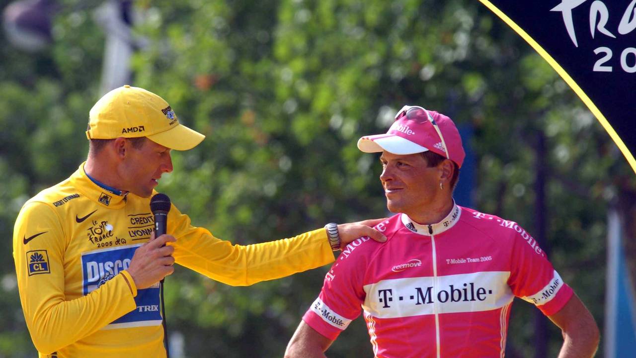 Lance Armstrong richtet bei der Siegerehrung der Tour de France ein paar Worte an Jan UIlrich.