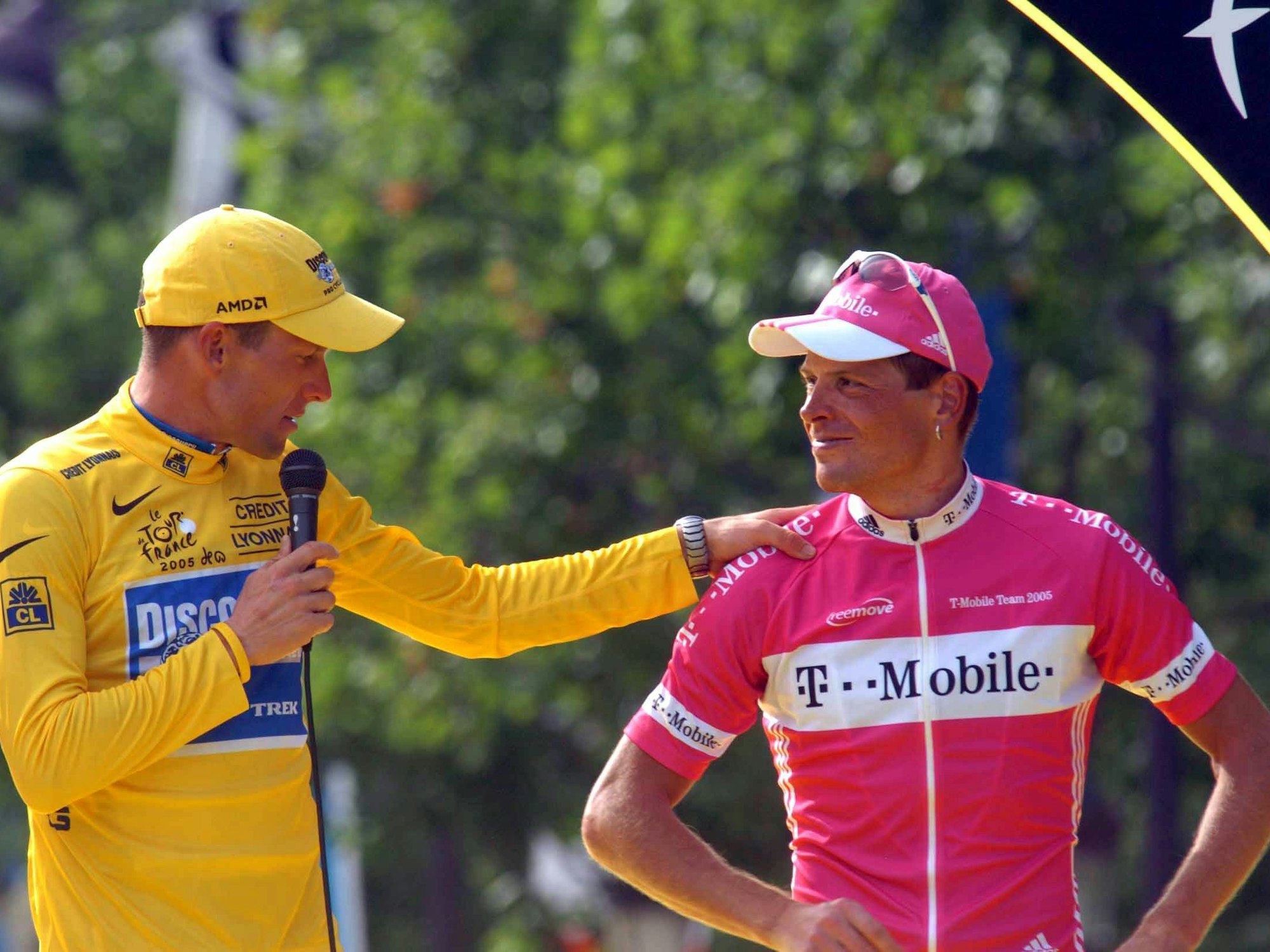Lance Armstrong richtet bei der Siegerehrung der Tour de France ein paar Worte an Jan UIlrich.