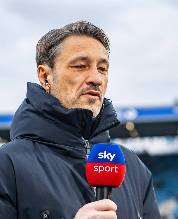 Niko Kovac mit Sky-Mikrofon in der Hand.