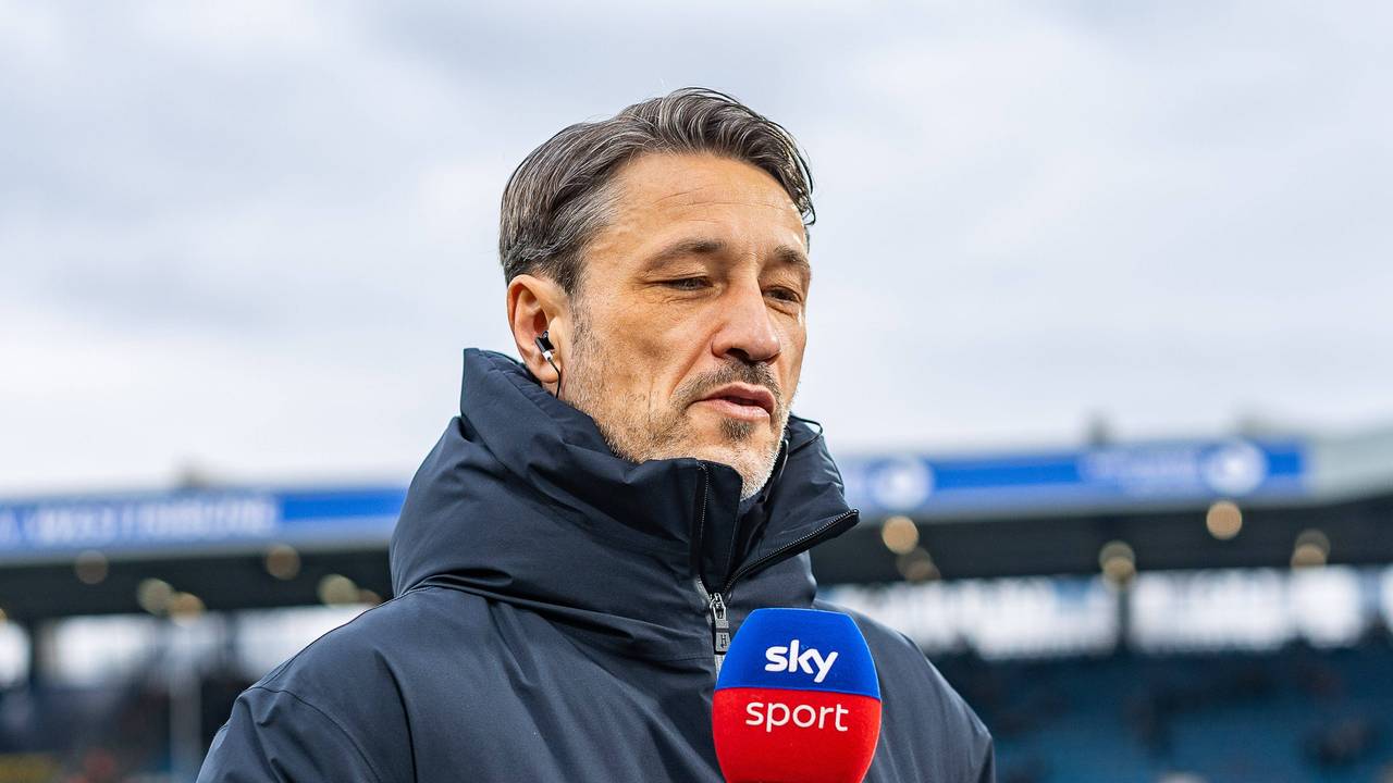 Niko Kovac mit Sky-Mikrofon in der Hand.