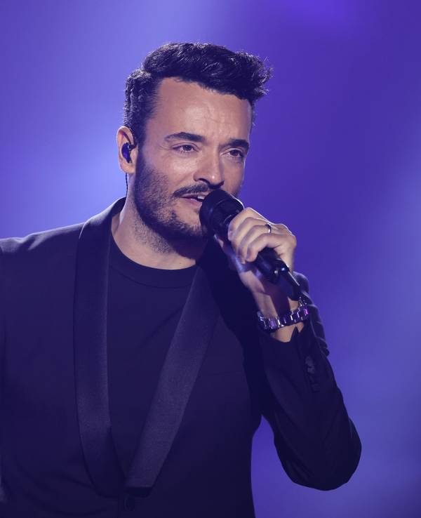 Giovanni Zarella singt beim Deutschen Fernsehpreis 2023 im Coloneum in Köln.