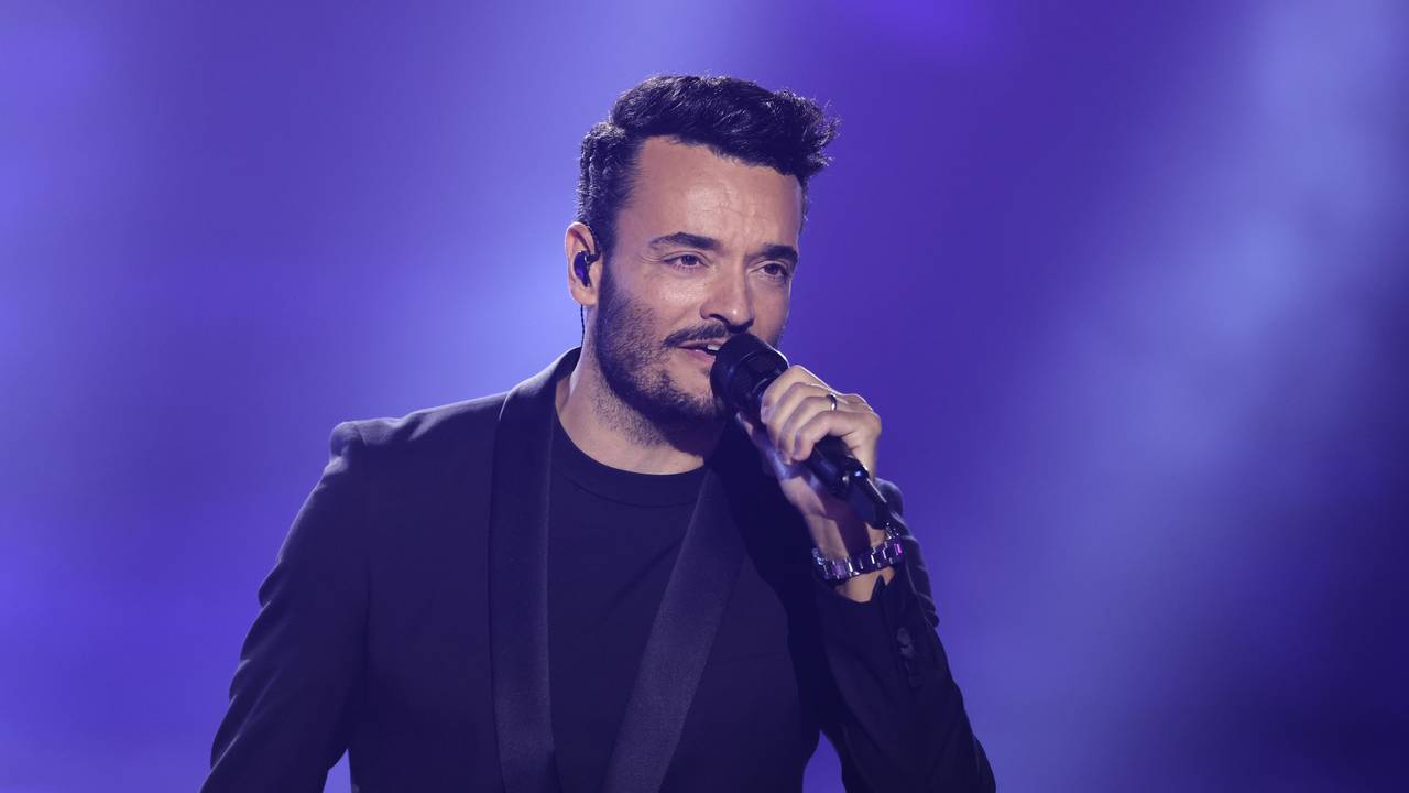 Giovanni Zarella singt beim Deutschen Fernsehpreis 2023 im Coloneum in Köln.
