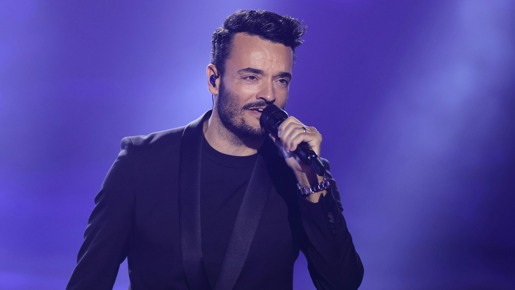 Giovanni Zarella singt beim Deutschen Fernsehpreis 2023 im Coloneum in Köln.