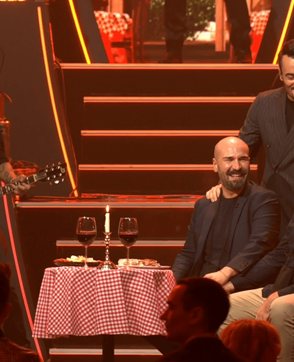 Starkoch Nelson Müller (l.) sang in der „Giovanni Zarrella Show“ am 15. Februar 2025 in Friedrichshafen gemeinsam mit dem Moderator für das künftige Ehepaar Pino und Stefan (v.l.).