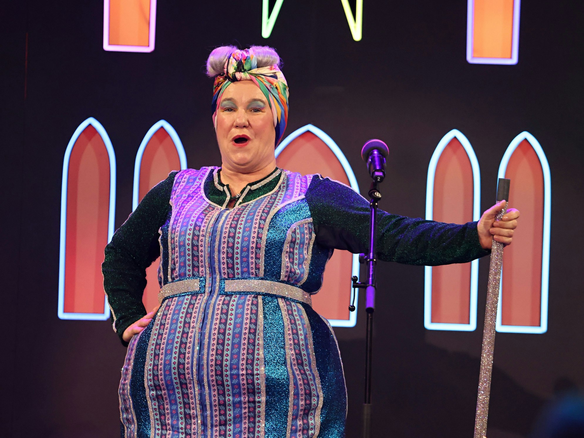 Die Rednerin Annette Eßer als „Achnes Kasulke“.