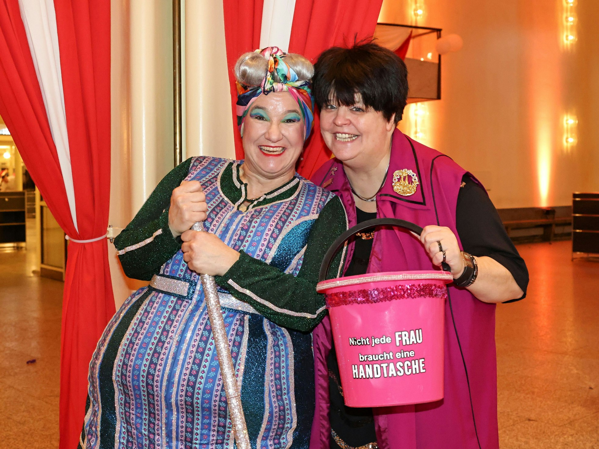 Die Rednerinnen Annette Esser und Ingrid Kühne.