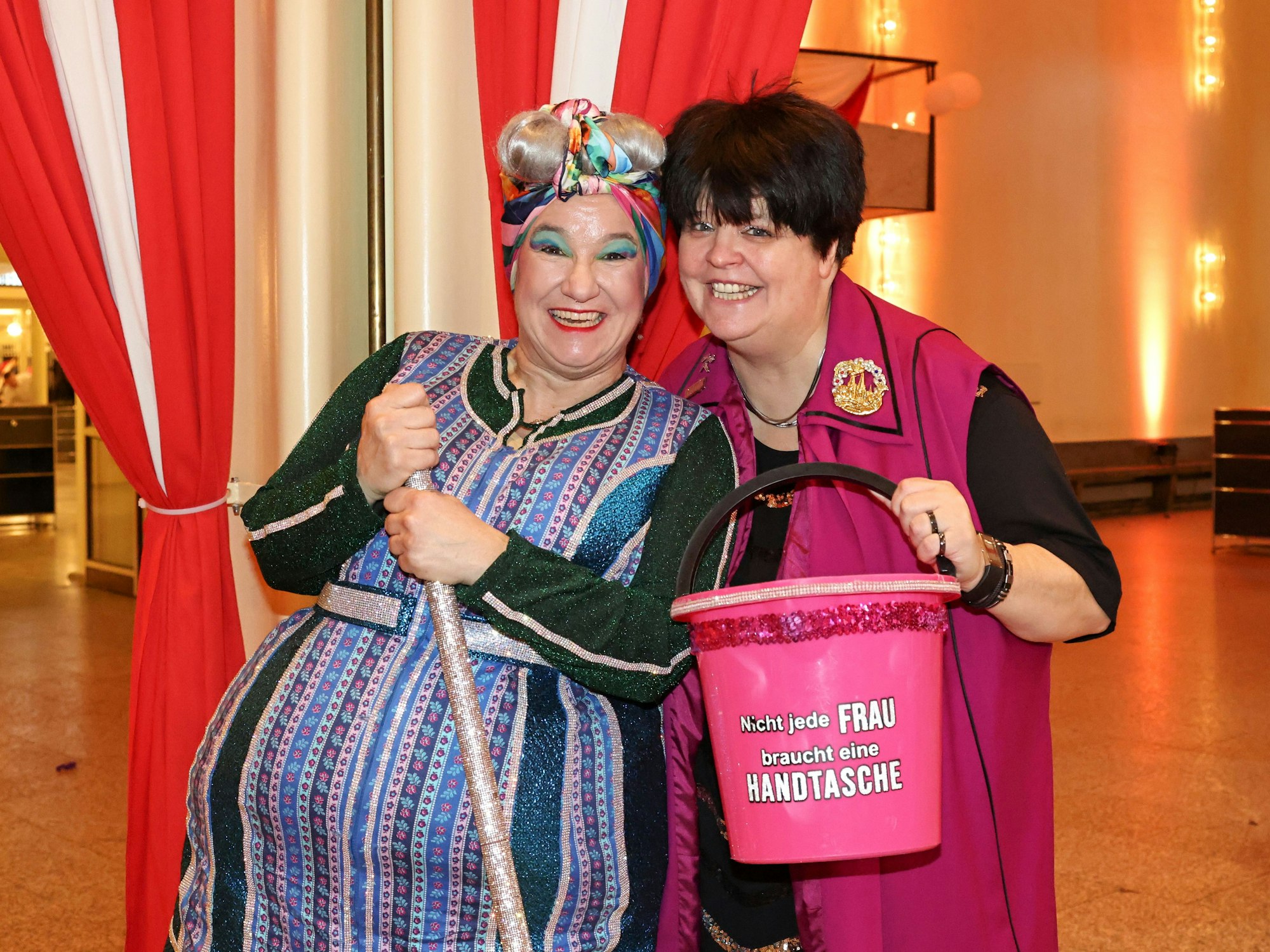 Die Rednerinnen Annette Esser und Ingrid Kühne.