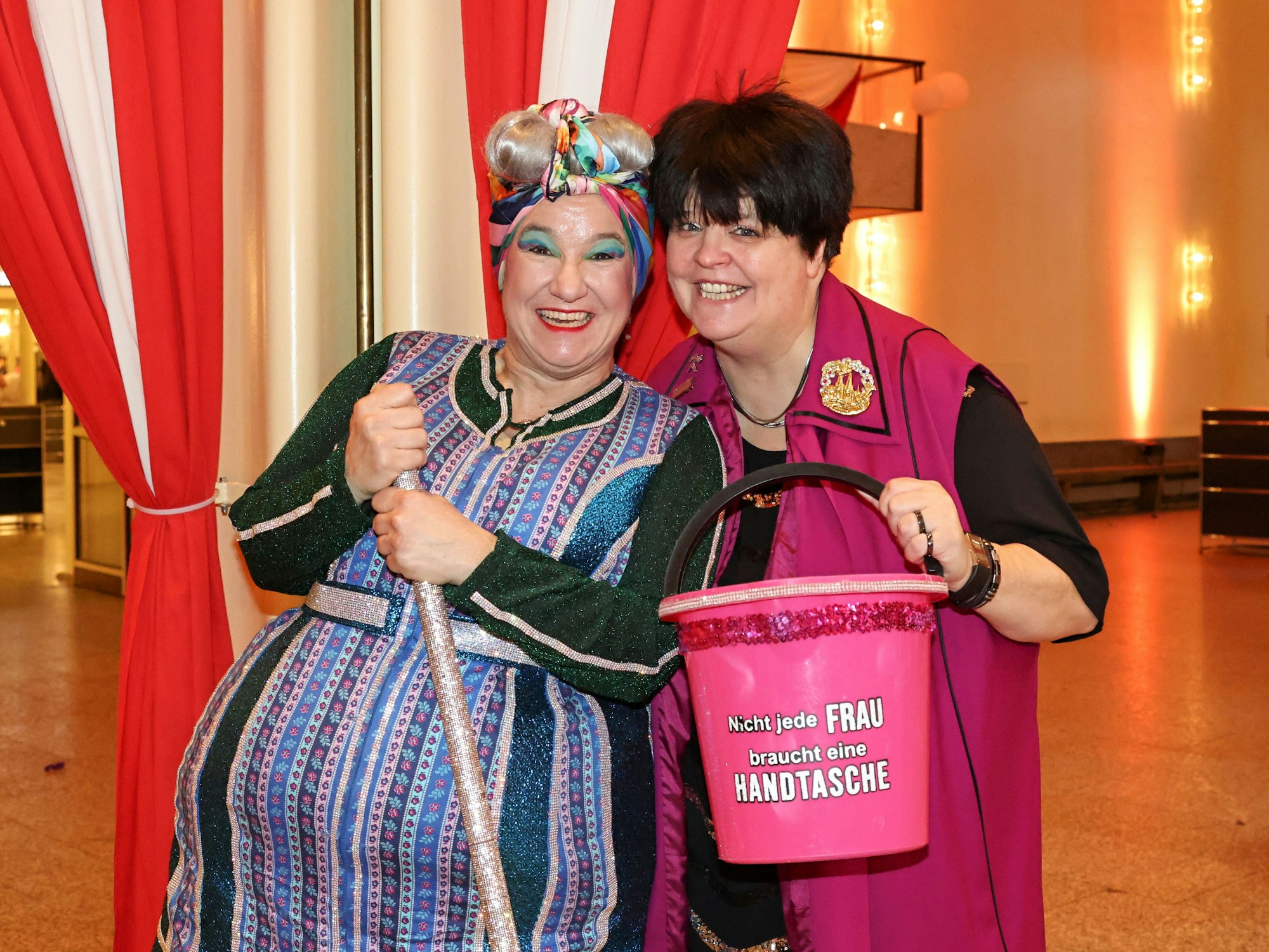 Annette Eßer und Ingrid Kühne stehen im Foyer.