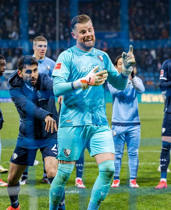 Gerrit Holtmann schubst Timo Horn Richtung Fankurve.