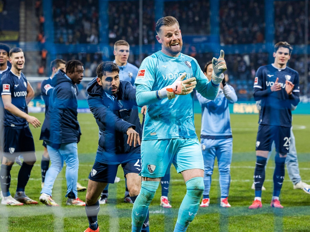 Gerrit Holtmann schubst Timo Horn Richtung Fankurve.