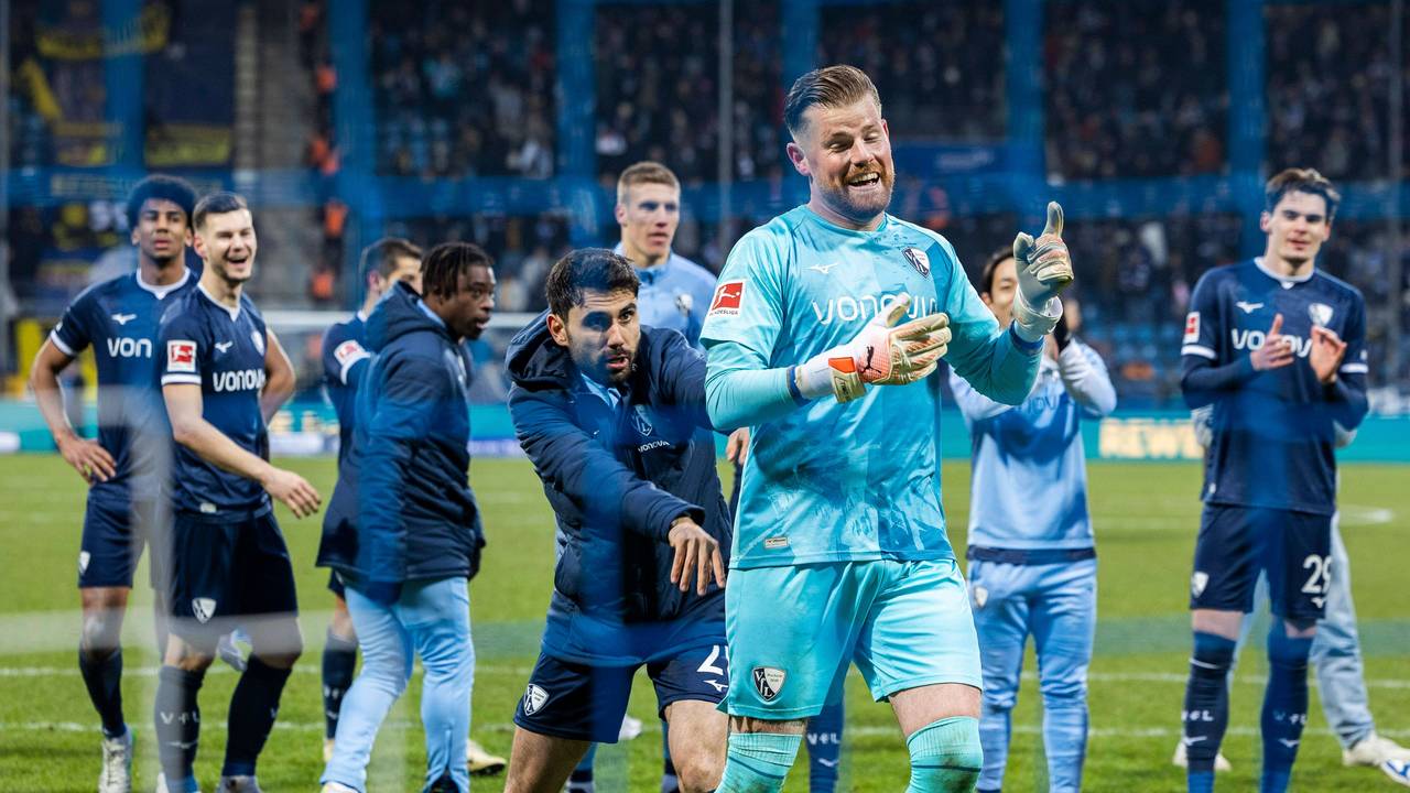 Gerrit Holtmann schubst Timo Horn Richtung Fankurve.