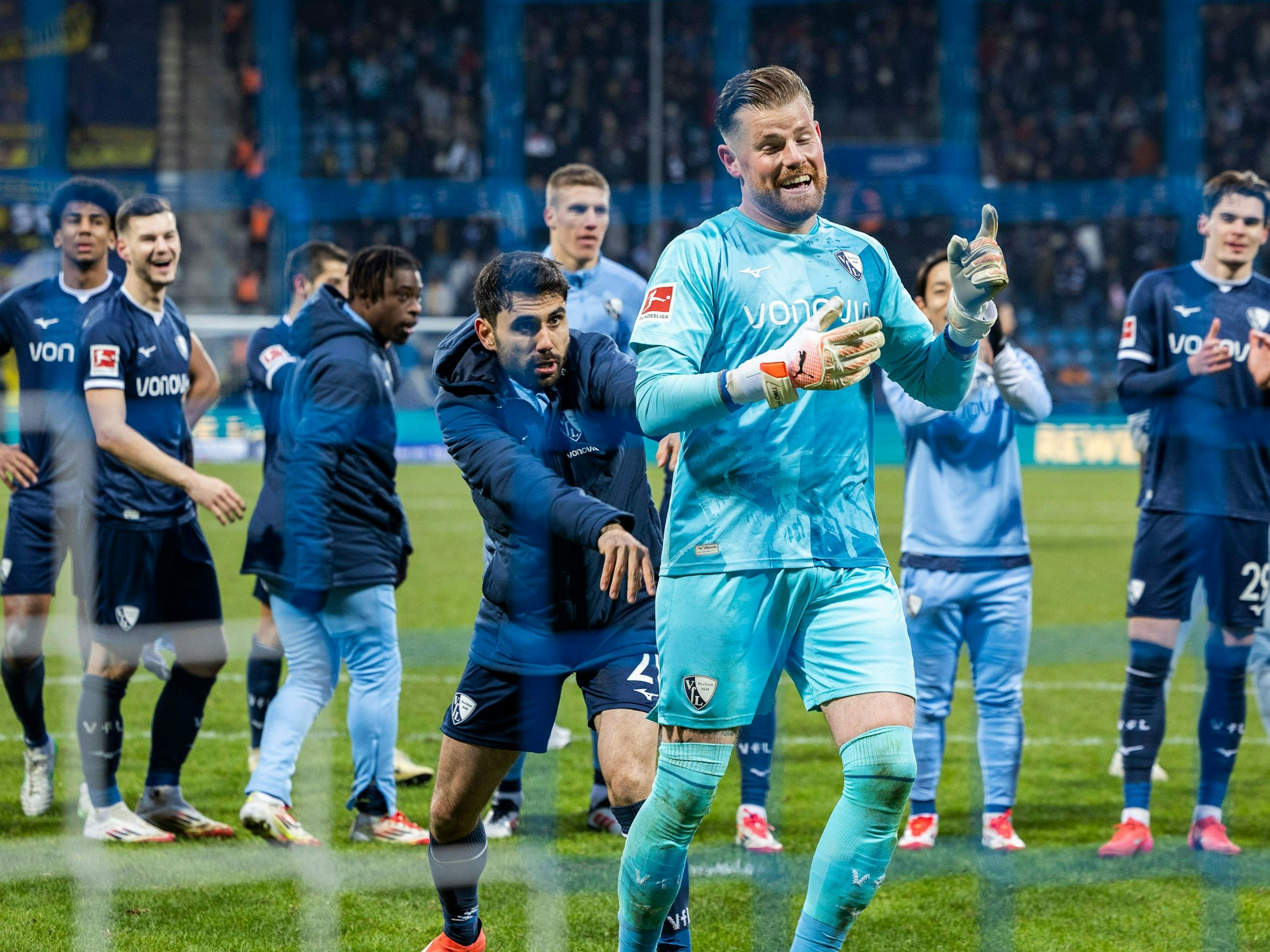 Gerrit Holtmann schubst Timo Horn Richtung Fankurve.