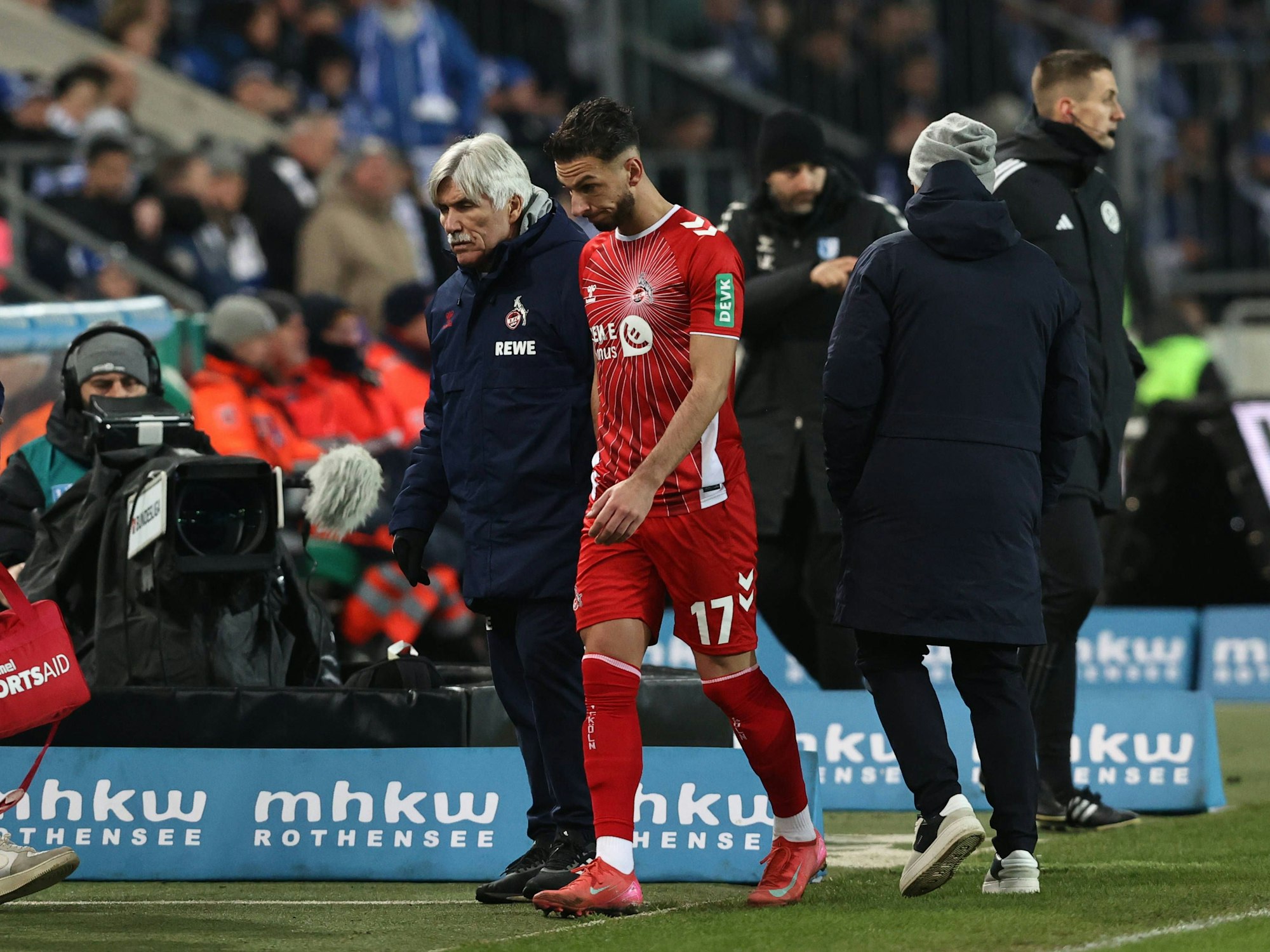 Leart Pacarada muss in Magdeburg angeschlagen vom Platz.