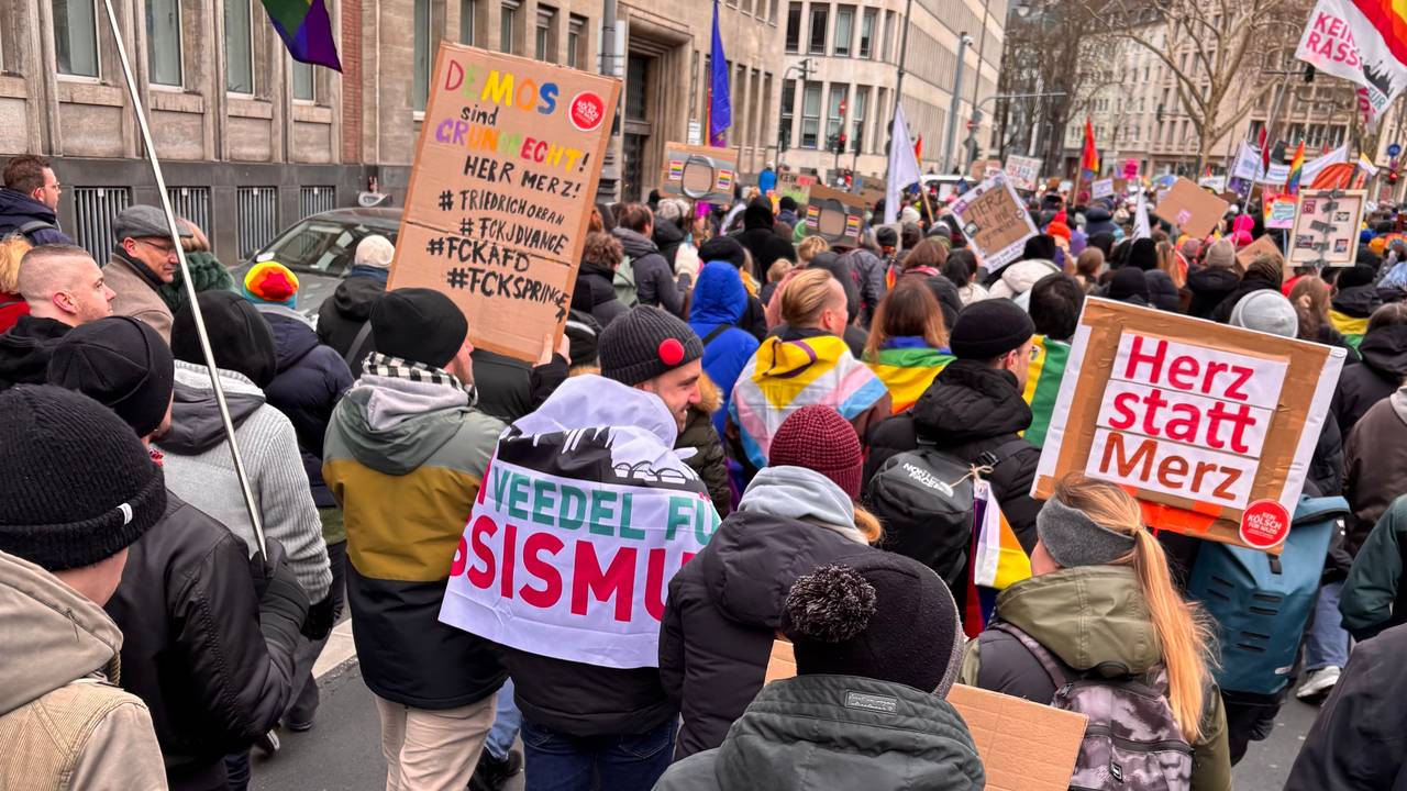 Demo in Köln am 15. Februar 2025 gegen Rechts und für die Rechte der LGBTQ+-Community.
