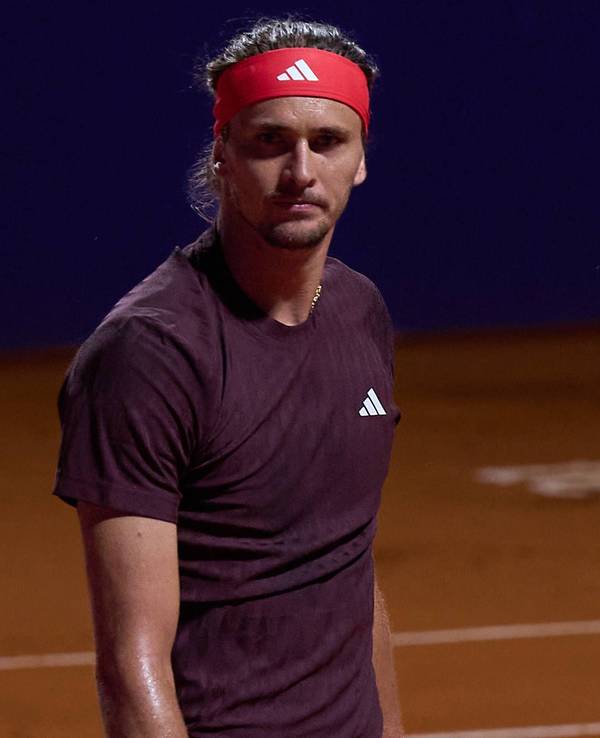 Alexander Zverev steht auf dem Tennisplatz und schaut grimmig in die Kamera.