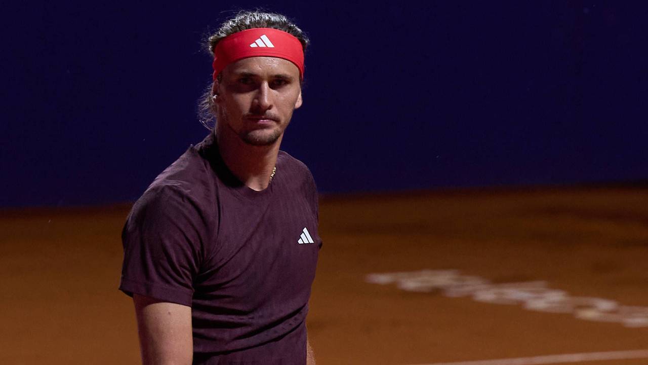 Alexander Zverev steht auf dem Tennisplatz und schaut grimmig in die Kamera.