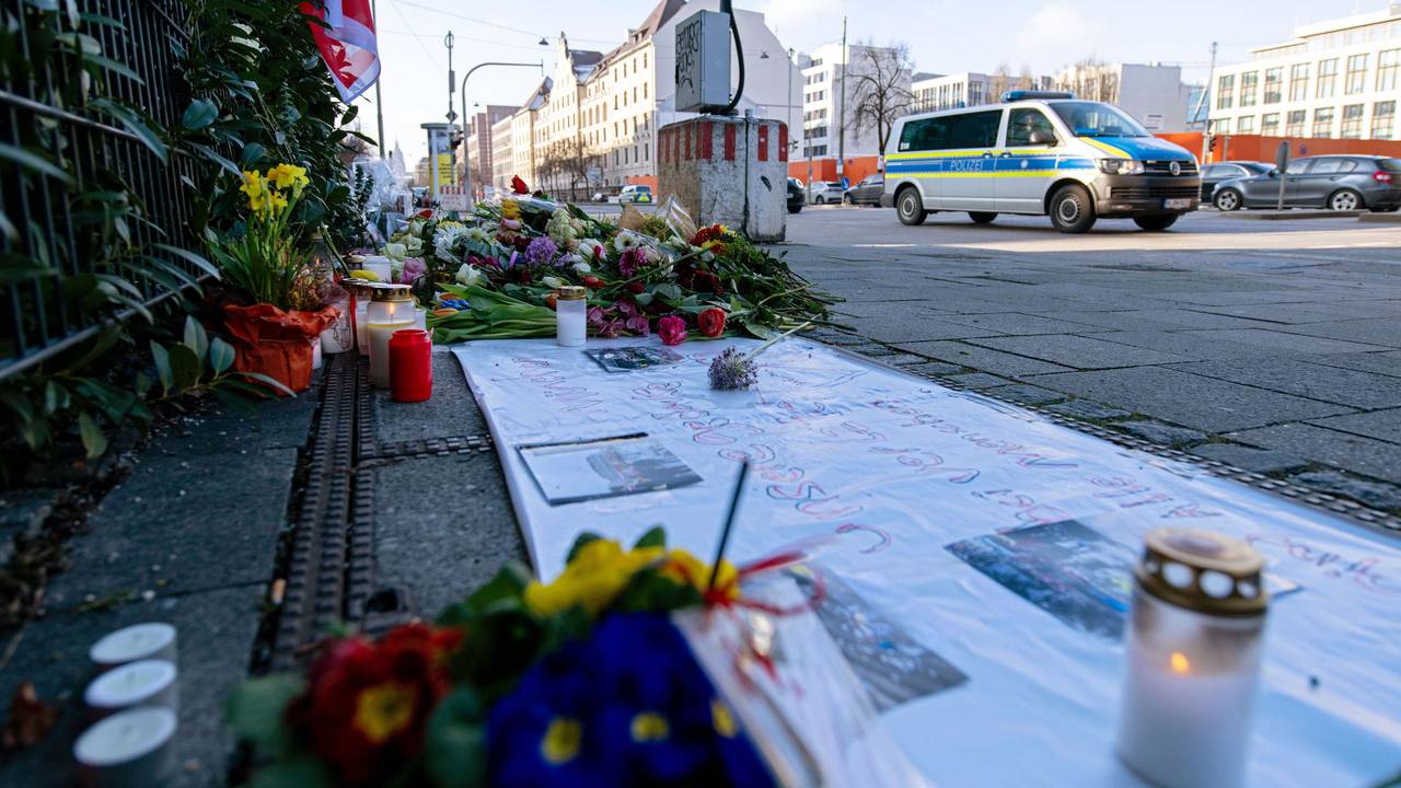 Ein Einsatzfahrzeug der Polizei fährt an Blumen und Kerzen nahe der Stelle in der Innenstadt vorbei, wo am Donnerstag in eine Gruppe von Demonstranten gefahren war.
