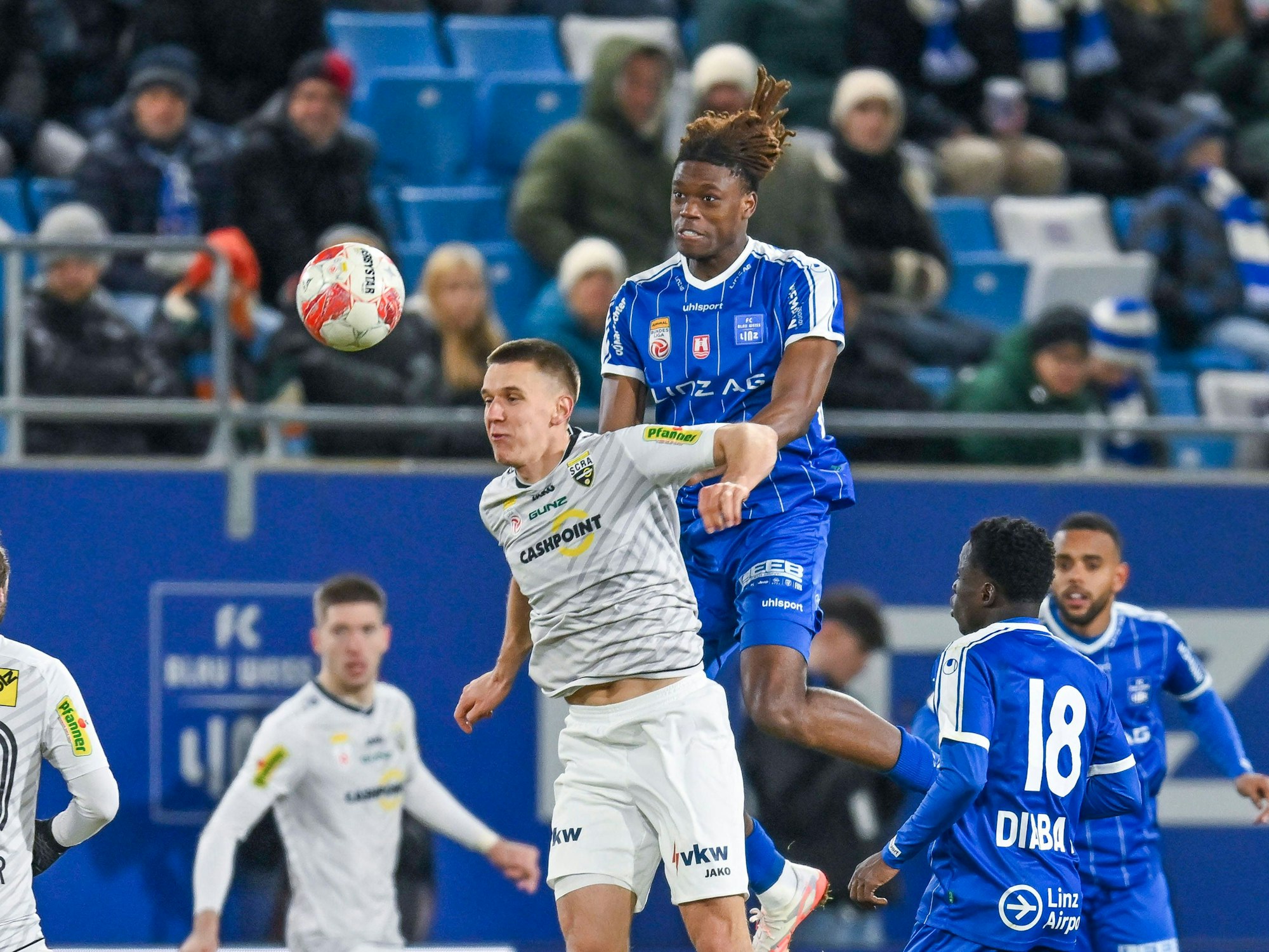 Elias Bakatukanda im Duell mit Florian Dietz.