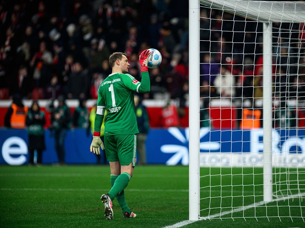 Manuel Neuer wirft einen bösen Blick zu den Leverkusener Fans.